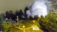 [FOTO] Vatrena stihija na Mirogoju, sukljao gusti dim: U dvorištu preko puta groblja planuli borovi i barake