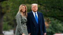 Zadnji Božić u Bijeloj kući: Melania objavila blagdansku fotografiju s Trumpom, a svima su za oči zapeli njihovi stajlinzi