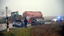 [FOTO] Teška prometna nesreća u Križevcima, dvoje ozlijeđenih u sudaru dva automobila s traktorom