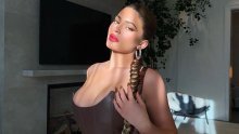 Fanovi oduševljeni: Hrabrim outfitom Kylie Jenner naglasila bujne obline