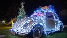 [FOTO/VIDEO] Nakon 'kombi - jaslica' još je jedan zagrebački kvart dobio atrakciju, na Maksimiru osvanula božićna 'buba'