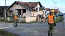 Vojnici i danas pomagali na potresom postradalom području