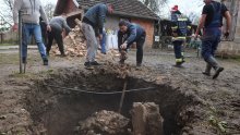 [FOTO/VIDEO] Ogromne kratere nastale nakon potresa u Mečenčanima su zatvarali šutom srušenih kuća