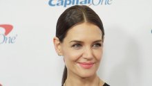 I kad se ne trudi previše Katie Holmes izgleda sjajno, a nedavno je upecala i popularni kaput koji pristaje baš na sve