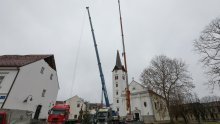 [VIDEO/FOTO] S oštećenog tornja sisačke katedrale uklonjen samo križ