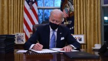 Biden zasjeo u Bijelu kuću pa istog dana poništio tri Trumpove odluke, jedna od njih je važna za cijeli svijet. Odluku o Trumpu prepušta Senatu