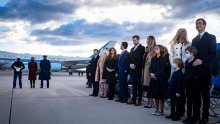 Obitelj Trump napustila je Washington, no svi se pitaju gdje je nestao Barron