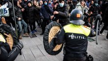 [FOTO] Žestoki sukobi u Nizozemskoj: U prosvjedu protiv policijskog sata uhićeno sto ljudi, policija koristila suzavac i vodene topove