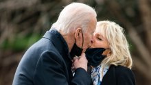 Nježni poljupci u javnosti: Jill Biden ispratila supruga na njegov prvi let službenim helikopterom