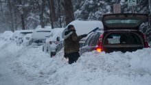 Snažna snježna oluja na sjeveroistoku SAD-a: U New Yorku palo preko 33 centimetara snijega