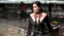 Demi Moore se oglasila o svom manekenskom angažmanu koji je izazvao burne reakcije, a plastični kirurg ima zanimljivo objašnjenje njenog izgleda