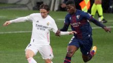 [FOTO] Luka Modrić odigrao još jednu odličnu utakmicu za Real; Raphael Varane spriječio senzaciju Huesce i sačuvao posao Zinedineu Zidaneu