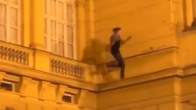 [VIDEO] Ne pokušavajte ovo: 'Zagrebački Spiderman' skakutao po pročelju zgrade HNK i, srećom, ostao živ