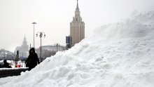 [FOTO] Apokalipsa u Moskvi, napadala rekordna količina snijega: Otkazani letovi, prometne gužve...