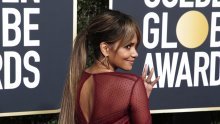 Halle Berry opet mami uzdahe utegnutim trbušnjacima i atributima skrivenima iza leptira