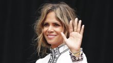 Izgleda senzacionalno: Halle Berry u toplesu pleše za svog dečka