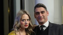 Jelena Veljača želi da svi znaju kakva je sretnica: Dok Vito Turšić u kuhinji priprema krafne, ona se opušta u kadi