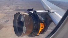 [VIDEO] Dramatična snimka: Boeing 777 morao prisilno sletjeti jer se zapalio motor, dijelovi padali po kućama