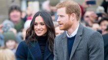 Prvo pojavljivanje 'odbjeglog' kraljevskog para nakon objave trudnoće: Meghan Markle trbuščić pokušala prikriti haljinom od 22.000 kuna