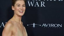 Glumica Rosamund Pike žali se na bujanje poprsja i promjenu boje očiju na plakatima, i pita se koliko je toga što ni ne primijeti