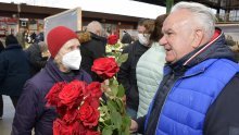 [FOTO] Dumbović dijelio ruže ženama na tržnici u Sisku: Službeno se još nisam kandidirao. Vrlo brzo ću donijeti konačnu odluku