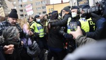 [VIDEO/FOTO] Kaos na ulicama Stockholma: Policija rastjerala prosvjednike protiv koronamjera, ima i ozlijeđenih policajaca