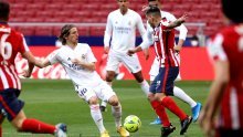 Atletico Madrid vodio do zadnjih trenutaka gradskog derbija, a onda se ukazao Karim Benzema i donio Realu važan bod