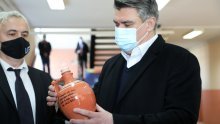 [FOTO/VIDEO] Milanović obišao Fakultet metalurgije u Sisku i Učiteljski fakultet u Petrinji