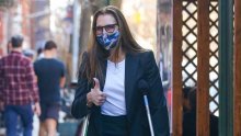 Dnevni look za peticu: Brooke Shields s puno stila kombinirala odijelo s bijelim tenisicama