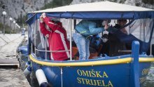 [FOTO/VIDEO] Novi prometni režim u Omišu: Buri unatoč, brodovima jutros bez većih zastoja. Gužve će riješiti Kairos, kojeg će spustiti golemom dizalicom