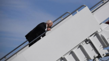 [VIDEO] Biden dva puta posrnuo i pao prilikom ukrcaja u Air Force One