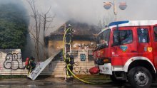 [FOTO] Zapalila se napuštena baraka u Zagrebu, ozlijeđena dva vatrogasca