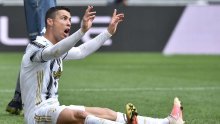 Juventus pobijedio, a Ronaldo potpuno izgubio živce; ljutito je bacio dres na travnjak te odjurio u svlačionicu gdje je urlao i udarao rukama po zidu; je li ovo zaista razlog?