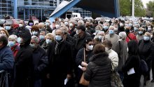 [VIDEO/FOTO] Gomila ljudi čeka cjepivo Pfizer na Velesajmu, psuju organizatore u strahu od zaraze. Šostar: Građani dolaze prije termina