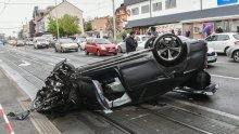 [VIDEO/FOTO] Šokantna snimka iz Dubrave: Jureći se zabio u parkirane automobile, pješak čudom preživio