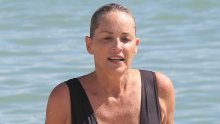 Sharon Stone provocira u jednodijelnom kupaćem kostimu