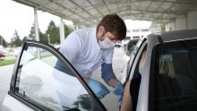 [FOTO/VIDEO] U Virovitici počelo drive-in cijepljenje, Capak: Treći val epidemije je završen