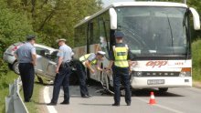 Dvoje ozlijeđenih u sudaru gradskog autobusa i BMW-a