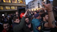 [FOTO] Mladi u Bruxellesu bez maski i razmaka izišli na ulice proslaviti ukidanje policijskog sata; iza ponoći ih rastjerala policija