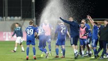 [VIDEO/FOTO] Dinamo 'petardom' počastio Rijeku i potvrdio naslov prvaka; 'modri' su primili gol već u 22. sekundi utakmice, a onda protutnjali Rujevicom uz čak tri autogola domaćih nogometaša