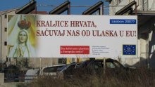 Plakat kod Splita postavio vjernik i pobornik teorije zavjere