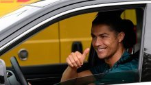 [VIDEO] Više nema dvojbi da Ronaldo odlazi; u okrilju noći na kamion je utovario sedam limenih ljubimaca vrijednih milijune eura i preselio ih iz Torina