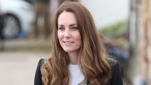 Prugice, trendi tenisice i sako s dvostrukim kopčanjem: Kate Middleton pokazala je odličan stajling koji ćete poželjeti nositi svaki dan