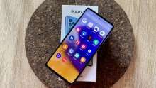 [FOTO] Jednostavan dizajn i niz atraktivnih karakteristika: Isprobali smo Samsung Galaxy A72