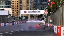 [FOTO] Vodeći Max Verstappen jurio je više od 300 km/h, a onda mu je pukla guma te se zabio u zid; nakon toga je na utrci za Veliku nagradu Azerbajdžana zavladao totalni kaos