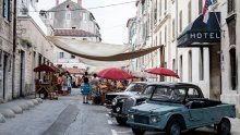 [FOTO] Kadrovi britanske serije sada se snimaju u Splitu; Centar grada okupirali oldtimeri