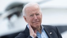 [VIDEO] Zbog najezde cvrčaka američki su novinari satima čekali na svoj let, a blizak susret s njima imao je i Joe Biden, vratom mu je gmizao divovski primjerak