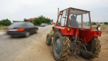 Dvojica mladića teško ozlijeđena nakon što su se kod Pazina neregistriranim motorom frontalno sudarili s traktorom, a koji je obojicu zatim pregazio