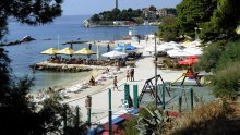 Divljaštvo na plaži: U Splitu pretukli par iz Srbije, policija traga za napadačima