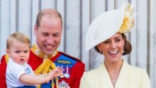 Kate Middleton i princ William obilježavaju Dan očeva simpatičnom čestitkom, a najviše pažnje privukla je nikad objavljena fotografija iz privatnog albuma